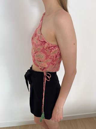 Top asimétrico rosa estampado de seda