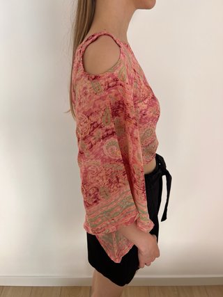 Top asimétrico rosa estampado de seda