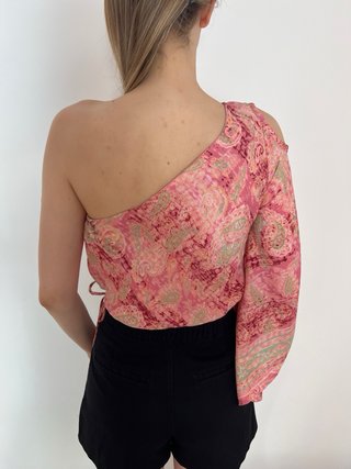 Top asimétrico rosa estampado de seda
