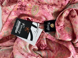 Top asimétrico rosa estampado de seda