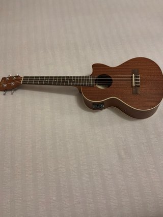 Ukelele Kala Ka-TE-C + estuche Rapsody.