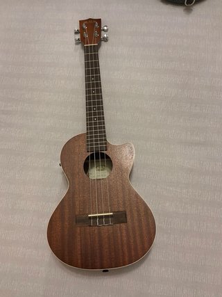 Ukelele Kala Ka-TE-C + estuche Rapsody.