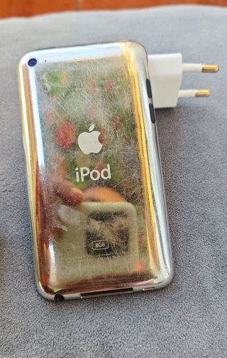iPod Touch 4ª Gen 8GB + Cable y Cargador.