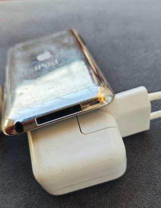 iPod Touch 4ª Gen 8GB + Cable y Cargador.