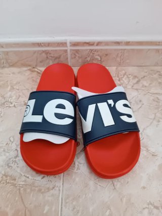 Chanclas Levi's niño rojas