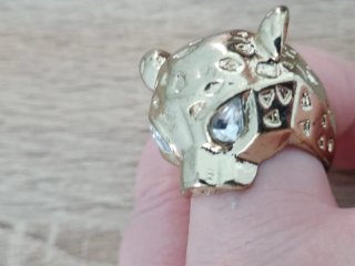 Anillo cabeza leopardo dorado con detalles