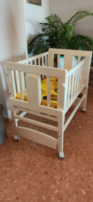 Minicuna de bebé blanca con ruedas