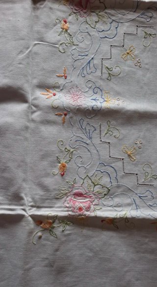 Tovaglia da tè con 6 tovaglioli ricamati