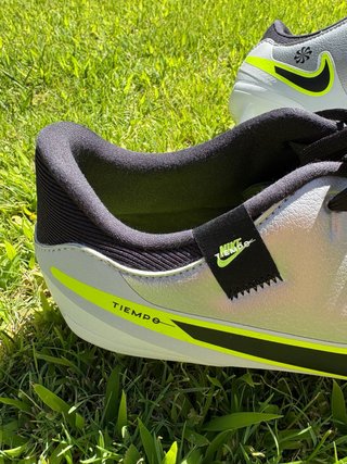 Botas de fútbol Nike Tiempo plateadas