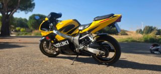 Suzuki GSX-R 600 Deportiva Amarilla y Negra
