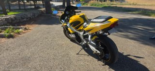 Suzuki GSX-R 600 Deportiva Amarilla y Negra
