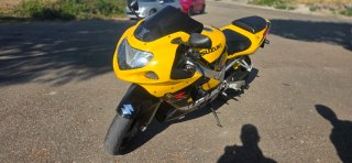 Suzuki GSX-R 600 Deportiva Amarilla y Negra