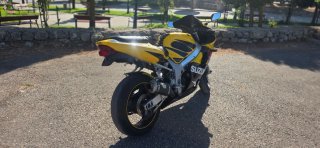 Suzuki GSX-R 600 Deportiva Amarilla y Negra