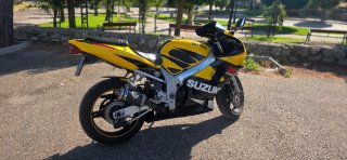 Suzuki GSX-R 600 Deportiva Amarilla y Negra