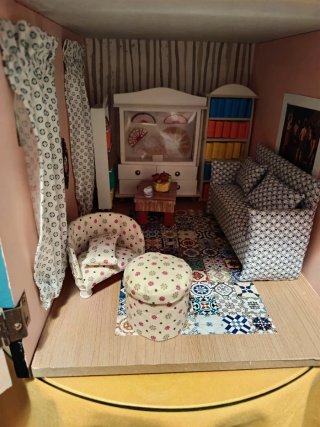Casita de muñecas amueblada
