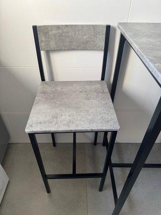 Mesa alta con tabueretes