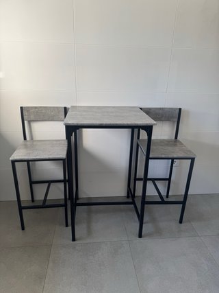 Mesa alta con tabueretes
