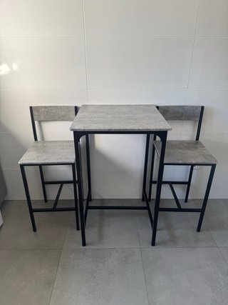 Mesa alta con tabueretes