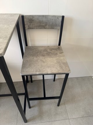 Mesa alta con tabueretes