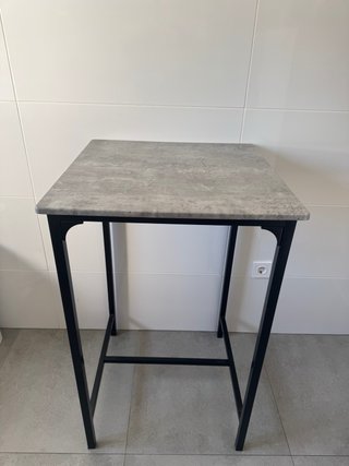 Mesa alta con tabueretes