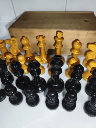 Ajedrez de madera con caja completo con desgaste