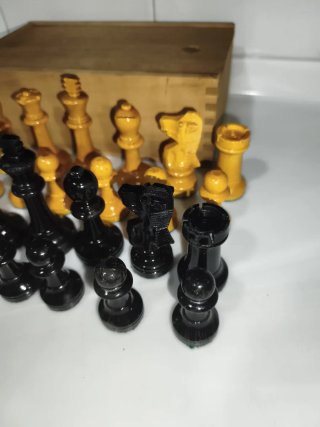 Ajedrez de madera con caja completo con desgaste