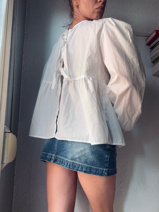 Blusa Blanca Manga Abullonada Espalda Abierta
