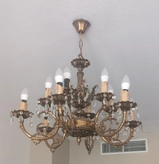 Lámpara de salón dorada y cristal