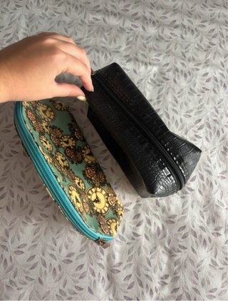 Dos neceseres: negro y estampado