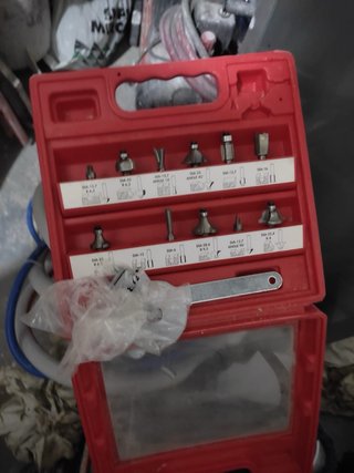 Fresadora de mano con piezas