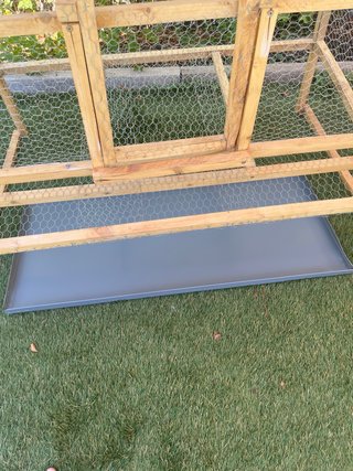 Gallinero de madera con techo transparente