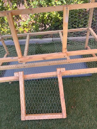 Gallinero de madera con techo transparente