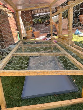 Gallinero de madera con techo transparente