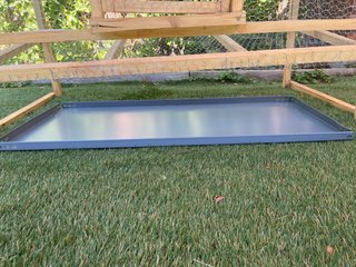 Gallinero de madera con techo transparente