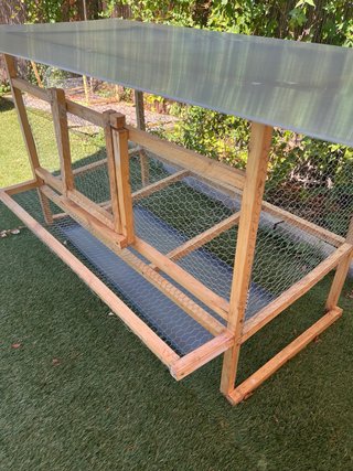 Gallinero de madera con techo transparente