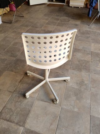 Silla de oficina blanca con ruedas