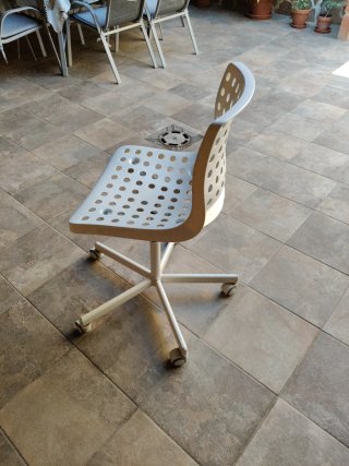 Silla de oficina blanca con ruedas