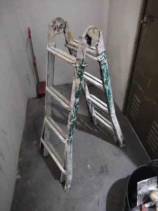 Escalera metálica verde