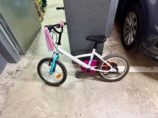 Bicicleta infantil blanca y azul