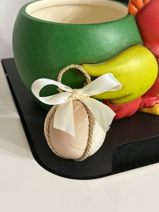 Pallina natalizia beige e oro in stoffa