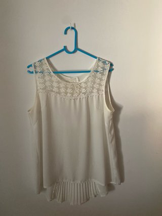 Blusa blanca con encaje y plisado