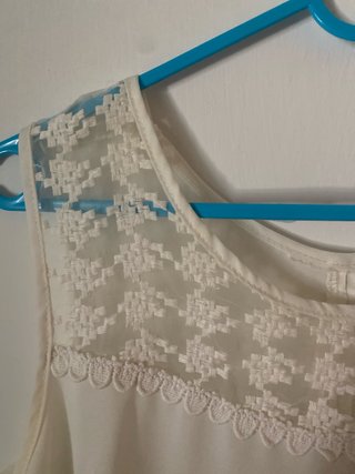 Blusa blanca con encaje y plisado
