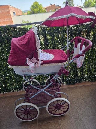 Carrito de bebé con muñeca