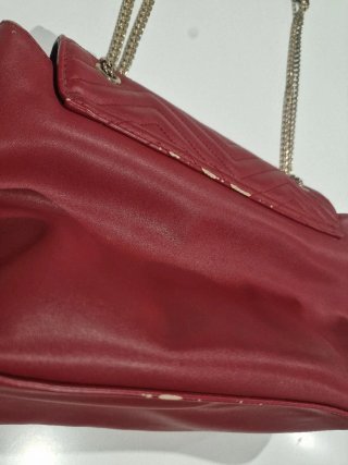 Bolso Guess rojo con cadena dorada