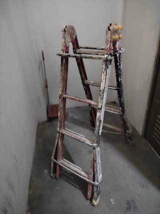 Escalera metálica naranja