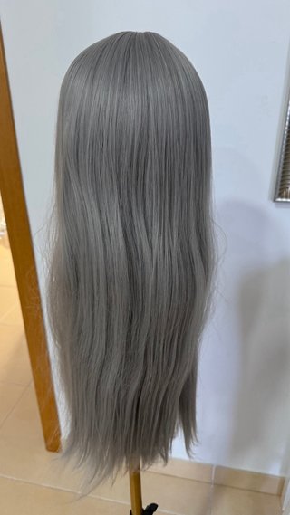 Peluca gris plata larga lisa con flequillo