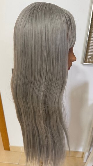 Peluca gris plata larga lisa con flequillo
