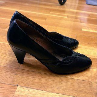 Zapatos de salón negros de piel y charol