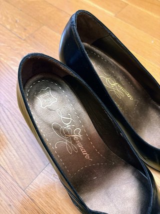 Zapatos de salón negros de piel y charol