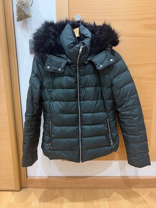 Chaqueta Zara verde con capucha y pelo